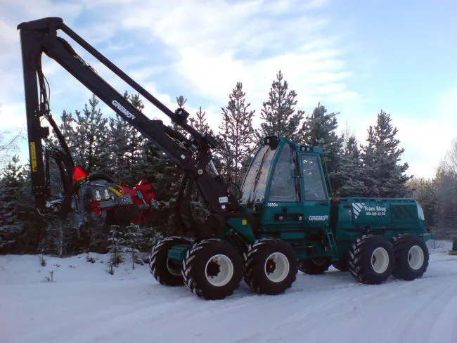 Gremo 1050H-skördare i snötäckt skog