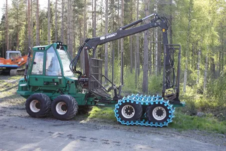 Gremo 950F-skotare med band på boggin i skogen